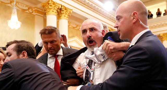 اخراج یک خبرنگار از کنفرانس مطبوعاتی پوتین و ترامپ + ویدئو