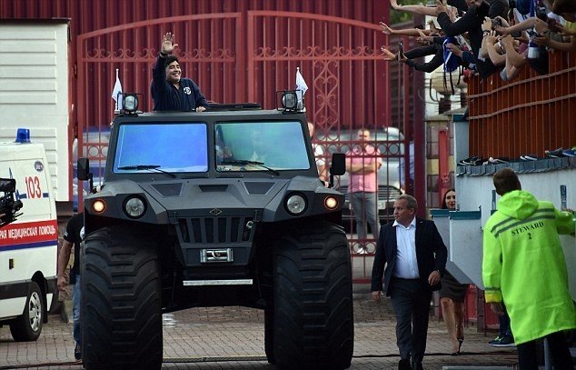 تصویری جالب از مارادونا در باشگاه جدیدش مارادونا