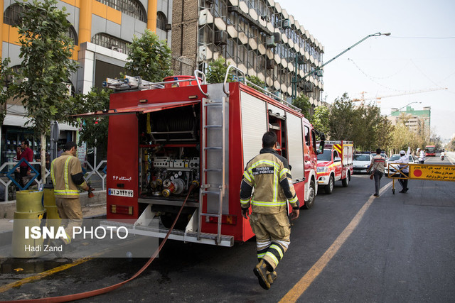 آتش‌سوزی ساختمان اداری۱۰ طبقه در خیابان آفریقا / عملیات ادامه دارد 