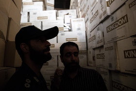 گشت بازرسی سازمان تعزیرات حکومتی در انبار یکی از کسبه بازار امین حضور