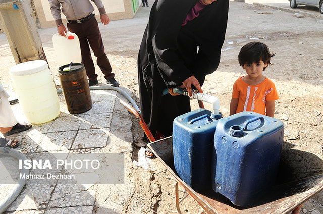 نماینده سپیدان: مردم روستاها هنوز برای تامین آب شرب مشکل دارند