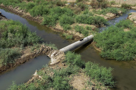 عبور لوله های آب کشاورزی از روی کانال فاضلاب