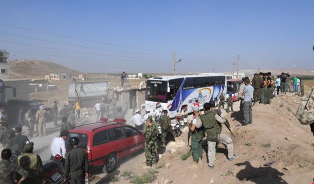 ورود اتوبوس‌ها به حومه قنیطره برای آغاز انتقال افراد مسلح به شمال سوریه