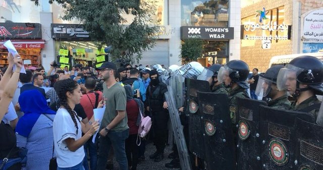 حمله عناصر امنیتی تشکیلات خودگردان به تظاهرکنندگان در رام‌الله