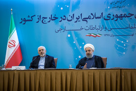 حسن روحانی (راست) و محمد جواد ظریف، وزیر امور خارجه در همایش روسای نمایندگی های ایران در خارج از کشور