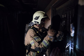  نیروهای آتش نشان در تلاش برای شکستن در برای نجات ساکنین مجتمع مسکونی «پارامیس»