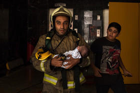 نجات یک نوزاد توسط نیروهای آتش نشان از آتش‌سوزی مجتمع مسکونی «پارامیس»
