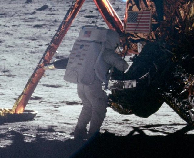 چرا ردپای فضانورد آمریکایی در ماه با کف کفشش مطابقت ندارد؟ (+عکس)