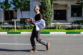 کیسه های پلاستیکی در صورت تماس با مایعات و مواد غذایی بالای ۴۰ درجه، مادهای شیمیایی و تلخ به نام استایرن از خود تولید میکنند که بیش از ۷۷ نوع بیماری سرطانزا را به همراه دارد .