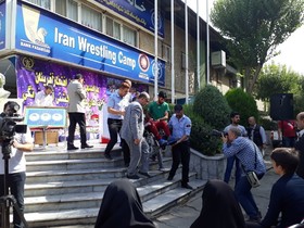 تجلیل فدراسیون کشتی ازکودک کار کشتی‌گیر و تنها بانوی پاکبان ایران