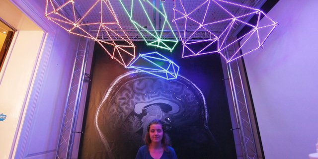 ابداع هدست تبدیل فعالیت مغزی به نمایش نوری+فیلم