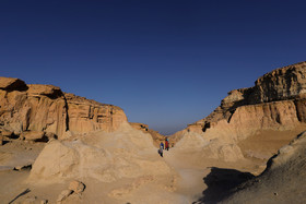  جنس اغلب صخره‌ها در «دره ستارگان» قشم از ماسه سنگ و سیمان آهکی است؛ همین امر باعث شده تا فرسایش آن‌ها بر اساس عوامل طبیعی به راحتی اتفاق بیفتد و احتمالا چندین میلیون سال این اتفاق به آرامی به طول انجامیده تا این مکان به شکل کنونی در آمده و به گوهری برای گردشگری جزیره بزرگ قشم تبدیل شده است.