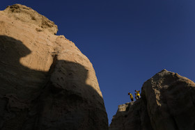  لایه ضخیم با جنسی نرم و طیف رنگی از کرم تا خاکستری روشن در زیر لایه نازک که به نسبت سخت و دارای طیف رنگی سفید تا خاکستری تیره است، قرار دارد. لایه زیرین (لایه ضخیم) سست و در برابر فرسایش سریع تخریب می‌شود ولی لایه نازک رویی مقاوم است و مثل یک سپر از لایه زیرین محافظت می‌کند. سختی و مقاومت این لایه به خاطر وجود نوعی سیمان طبیعی(آهکی) در ترکیبات خاک این لایه است و اگر قسمتی از لایه روی از بین برود و یا شکافی داشته باشد، لایه زیرین به سرعت فرسایش یافته و دره‌های کوچک و شکاف‌های مختلف به وجود می‌آید.