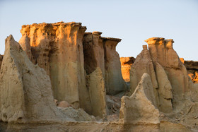  فلات اولیه که هنوز در بخش شمالى به صورت کم و بیش دست نخورده باقى مانده، در ارتفاع بین ۷ تا ۱۰ مترى از کف «دره ستارگان» قرار دارد و جنس آن ماسه سنگ با سیمان آهکى سست و پر از پوسته‌هاى فسیلى است.