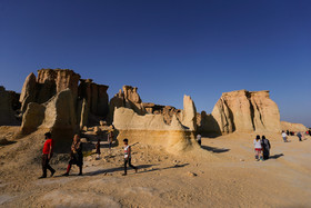  دره‌ای شگفت انگیز که بخشی از ژئوپارک جزیره قشم است و به عنوان میراث جهانی یونسکو به ثبت رسیده است. برخی می‌گویند که «دره ستارگان» به خاطر شهاب باران به وجود آمده است و برخی به خاطر صدای عجیب حرکت باد در بین صخره آن را دره ارواحی می‌نامند که دائماً در حال زمزمه کردن هستند.