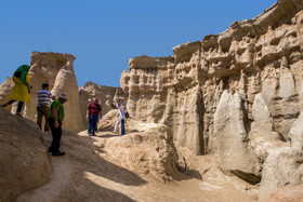  دره‌ای شگفت انگیز که بخشی از ژئوپارک جزیره قشم است و به عنوان میراث جهانی یونسکو به ثبت رسیده است. برخی می‌گویند که «دره ستارگان» به خاطر شهاب باران به وجود آمده است و برخی به خاطر صدای عجیب حرکت باد در بین صخره آن را دره ارواحی می‌نامند که دائماً در حال زمزمه کردن هستند.