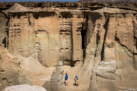 نمایی از بازدید گردشگران داخلی از «دره ستارگان» در جزیره قشم