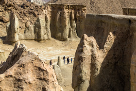 «دره ستارگان» در ضلع جنوب شرقی جزیره‌ی قشم در مجاورت روستای برکه خلف قرار دارد.