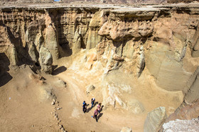 «دره ستارگان» و پدیده‌هایى شگفت آور از فرسایش سنگ‌هاى رسوبى زمین است که یکی از مکان‌های بسیار دیدنى شهر قشم به حساب می‌آید و مشابه این اشکال زمین شناسى را می توان فقط در کشور آمریکا مشاهده کرد.
