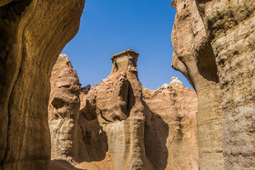  جنس اغلب صخره‌ها در «دره ستارگان» قشم از ماسه سنگ و سیمان آهکی است؛ همین امر باعث شده تا فرسایش آن‌ها بر اساس عوامل طبیعی به راحتی اتفاق بیفتد و احتمالا چندین میلیون سال این اتفاق به آرامی به طول انجامیده تا این مکان به شکل کنونی در آمده و به گوهری برای گردشگری جزیره بزرگ قشم تبدیل شده است.