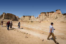 نمایی از بازدید گردشگران داخلی از «دره ستارگان» در جزیره قشم