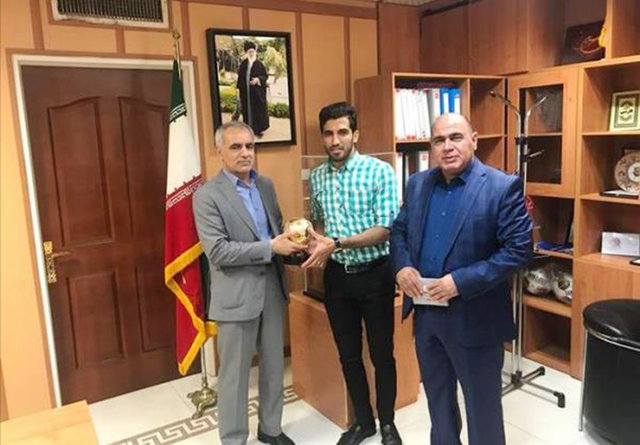 وحید امیری با حضور در سازمان لیگ جایزه مرد سال فوتبال ایران را دریافت کرد