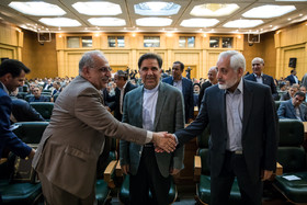 از راست محمدرضا صادق، عباس آخوندی و مسعود کرباسیان در مراسم تودیع و معارفه رئیس کل بانک مرکزی