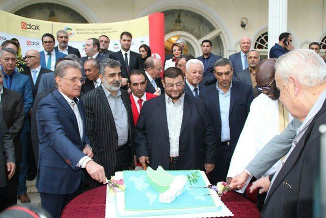 مراسم برش کیک صلح و دوستی با حضور سفرای کشورهای خارجی مقیم تهران