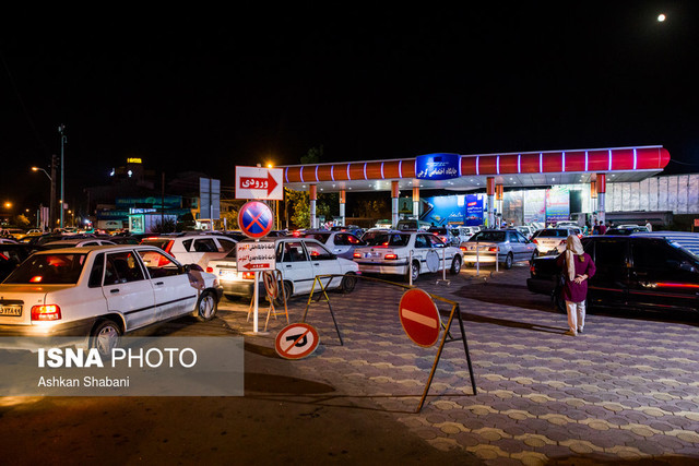 شلوغی پمپ بنزین‌های استان گیلان درپی شایعه قحطی بنزین 