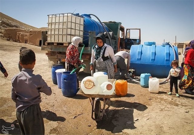 امدادرسانی داوطلبان هلال‌احمر آذربایجان‌شرقی به مناطق کم آب سیستان و بلوچستان