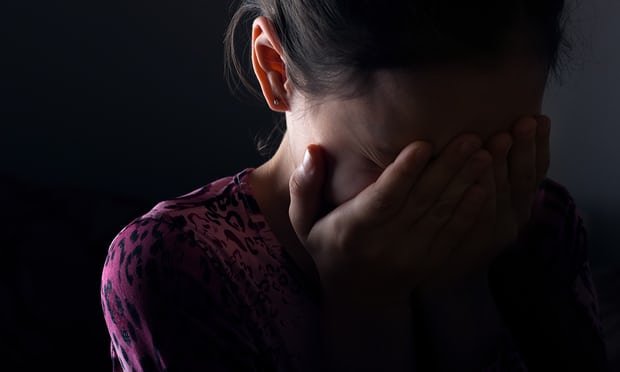 یک چهارمِ دختران انگلیسی خودزنی می‌کنند