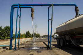 در هنگام بارگیری تانکرهای حامل آب بی توجهی و عدم نظارت  کافی باعث هدر رفتن آب می شود - بزرگراه امام علی مشهد      
