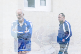 بعضی از بیماران بستری شده در این آسایشگاه دارای تحصیلات دانشگاهی هستند . آقا مرتضی که حالا موهایش سفید شده دارای مدرک کارشناسی مخابرات از دانشگاه صنعتی شریف است. 