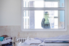 بیماران روانی مزمن سرای احسان معمولا اوقات خود را به تنهایی در حیاط آسایشگاه سر می کنند. 