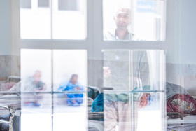 بیماران روانی مزمن سرای احسان معمولا اوقات خود را به تنهایی در حیاط آسایشگاه سر می کنند. 