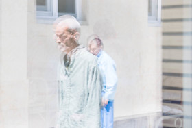 بیماران روانی مزمن سرای احسان معمولا غرق در افکار خود هستند و با خودشان صحبت میکنند. 