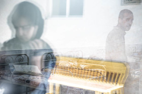 بیماران روانی مزمن آسایشگاه  معمولا غرق در افکار خود هستند و با خودشان صحبت میکنند. 