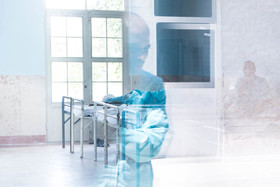 تخت های آسایشگاه پر از انسان هایی است که ماهها و سال ها چشم انتظار اند.  