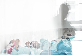 بیماران روانی مزمن آسایشگاه معمولا غرق در افکار خود هستند و با خودشان صحبت میکنند. 