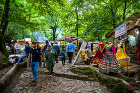 لباس‌های سنتی گیلان در مسیر پلکانی داخل «جنگل‌ قلعه رودخان»  به گردشگران جهت تهیه عکس کرایه داده می‌شود.
