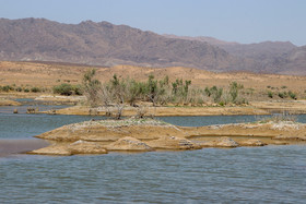 تپههای خاکی که به دلیل کم شدن سطح آب به صورت جزیرهای سر از آب بیرون زدند.