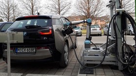 سیستمی برای شارژ خودکار خودروهای الکتریکی+فیلم