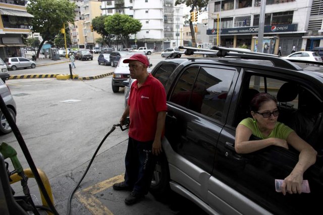ونزوئلا قیمت سوخت گازوئیل را برای مبارزه با قاچاق افزایش می‌دهد