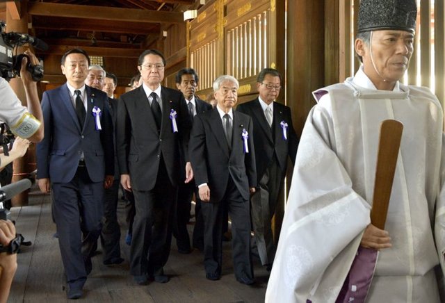ابراز ندامت عمیق امپراتور ژاپن از جنگ/ آبه به معبد جنجالی پیشکش فرستاد