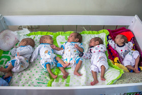 5قلوهای دلیخون که پس از 30 روز که دو قل آخر در بیمارستان بستری بودند در کنار هم خوابیدند