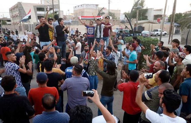 تحصن در مرکز استان بصره عراق در اعتراض به کشته شدن یک معترض