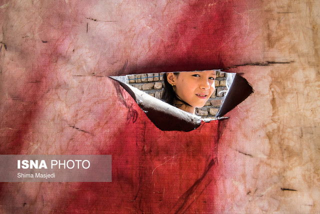 عکس تزیینی است نمایشگاهی از دختران بلوچ کورههای آجرپزی