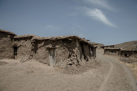 هنوز چند نفری در روستای پیرانلو زندگی می‌کنند؛ زندگی‌ای بدون آب، بدون برق، بدون گاز.