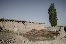 در روستای آقبلاق، کمتر خانه‌ای را می‌توان سراغ کرد که سکنه‌ای داشته باشد. بیشتر منازل این روستا به حال خود رها شده‌اند و درهای‌شان را به روی زندگی بسته‌اند.