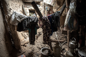 اغلب اهالی روستای کالار، محل زندگی خود را ترک کرده‌اند، آنقدر شتاب داشته‌اند که هنوز لباسهایشان بر روی بند است و آنچه که مانده زیر آوار فراموشی دفن شده است.